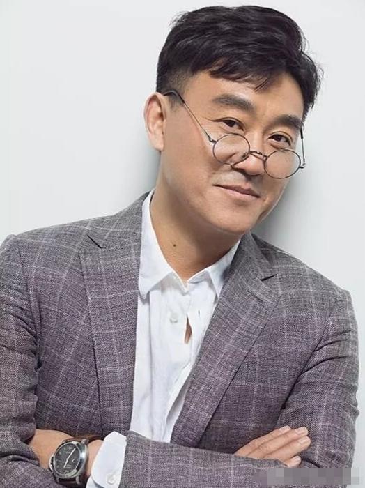 回顾很多人好奇何冰为什么结婚几十年0绯闻看看妻子是谁就知道