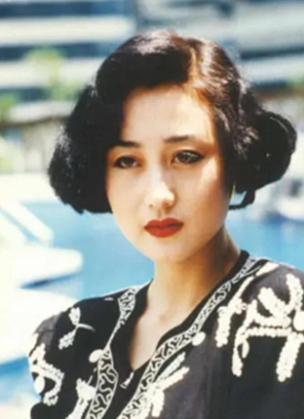 利智被李连杰宠爱34年外人看来是掉进蜜罐甜蜜背后全是眼泪