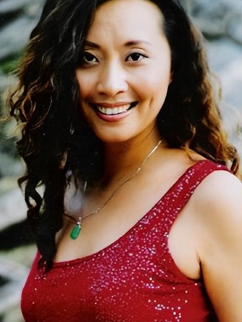 黑妹戚慧5次上春晚因丈夫病逝巅峰时退圈5年才走出悲伤