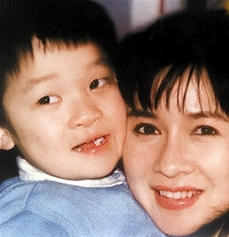 回顾他是蔡明儿子37岁仍未婚未育是蔡明的骄傲更是她的心病