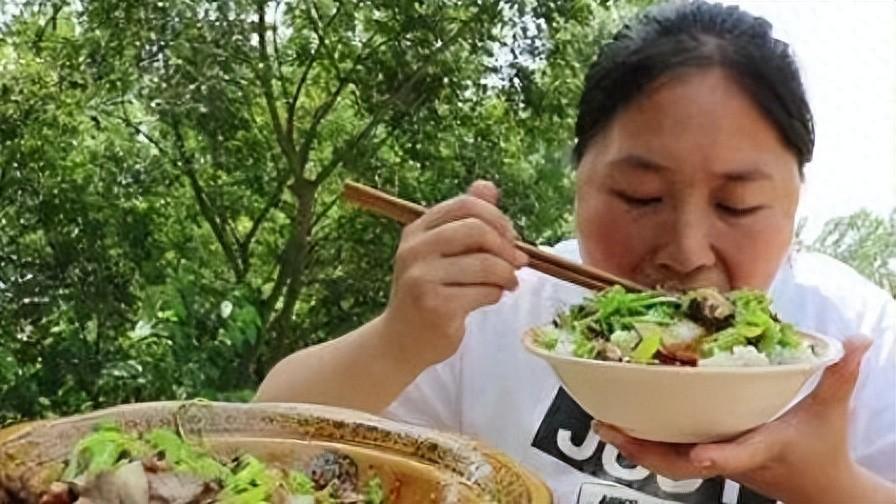 回顾安徽网红胖妹每天直播吃肥肉3年后老得像60岁咋回事