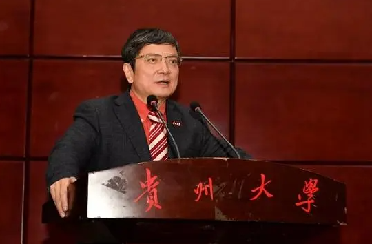 他可是一位名副其实的学霸:郑强毕业于浙江大学化学系,攻读了成都科技