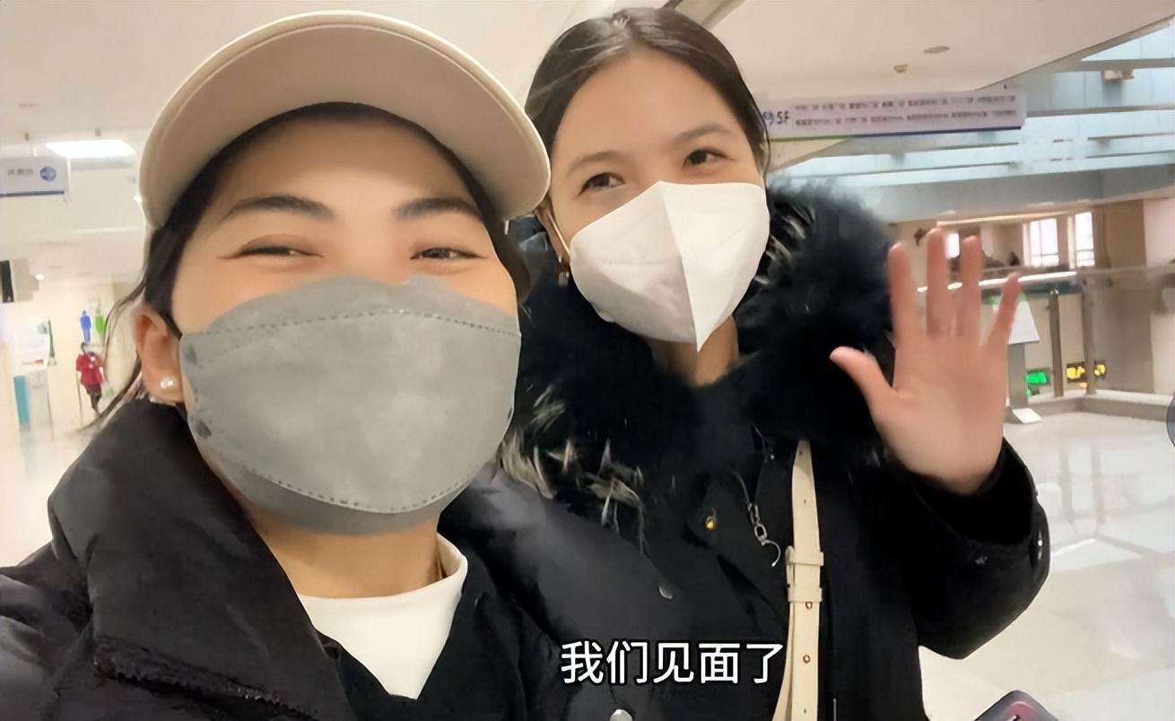 阿乔一边拿着中国绿卡一边想,回家可得和丈夫好好商量一下,早