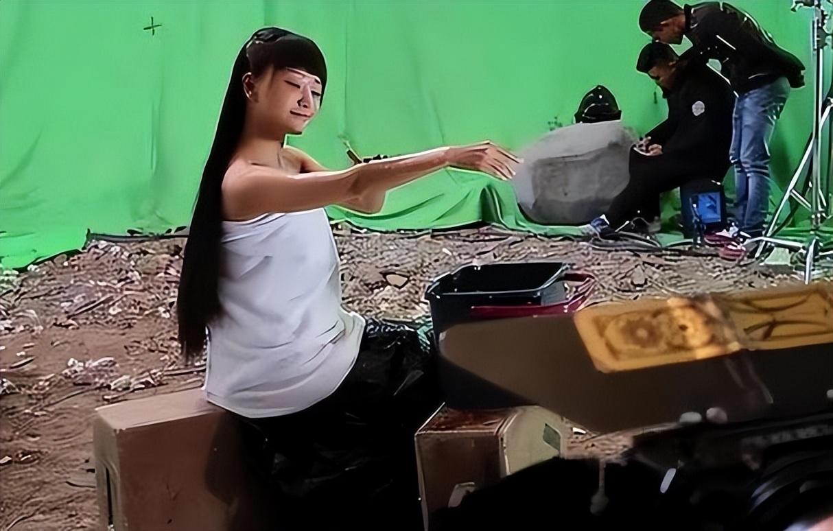 一般演员在拍摄洗澡的戏前,都会特意用水把头发打湿,身上再用喷雾喷上
