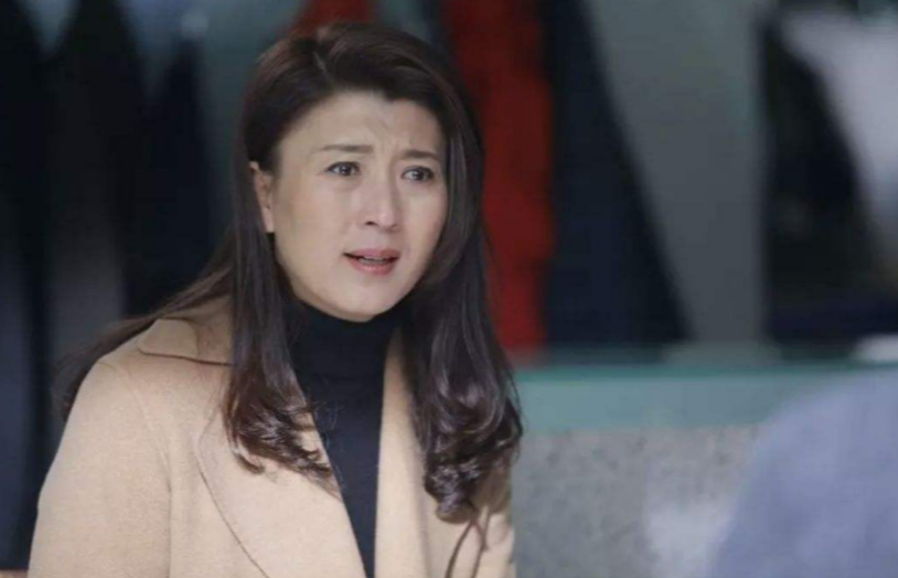 回顾闫学晶45岁时产下一女比孙子才大7岁