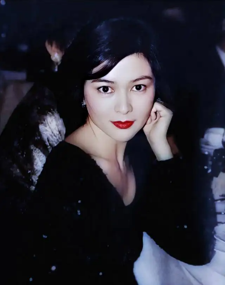 1981年关之琳在父亲关山隐退之后进入了娱乐圈发展,成为丽的电视旗下