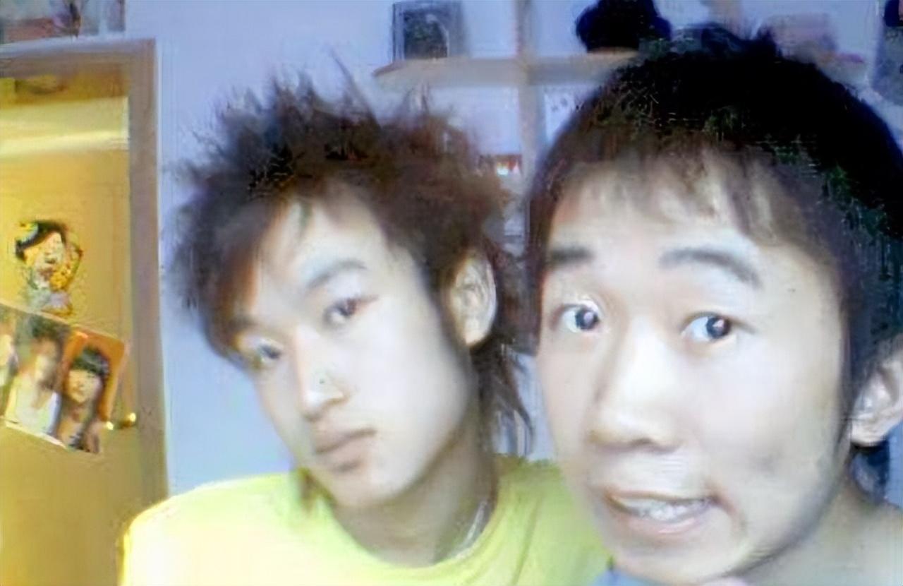 他和自己的室友周翔宇组成了名为"羌族双煞"的双人组合.