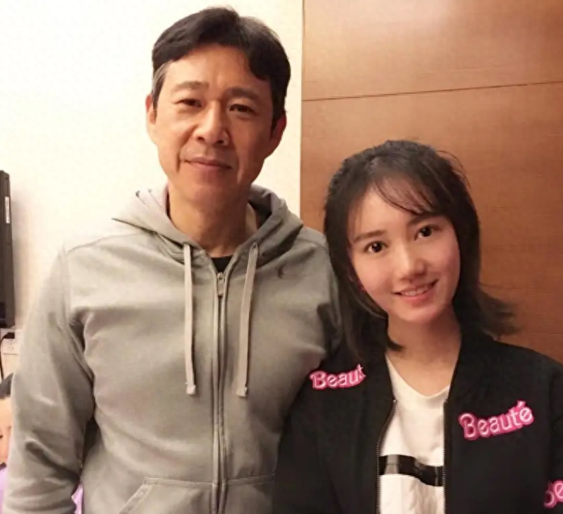 回顾霍凡被丈夫张丰毅宠溺结婚29年无儿女用爱温暖了继子