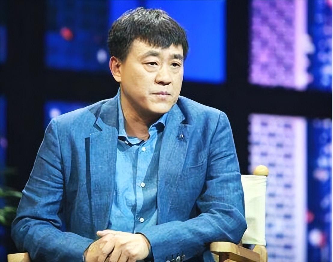 回顾很多人好奇何冰为什么结婚几十年0绯闻看看妻子是谁就知道