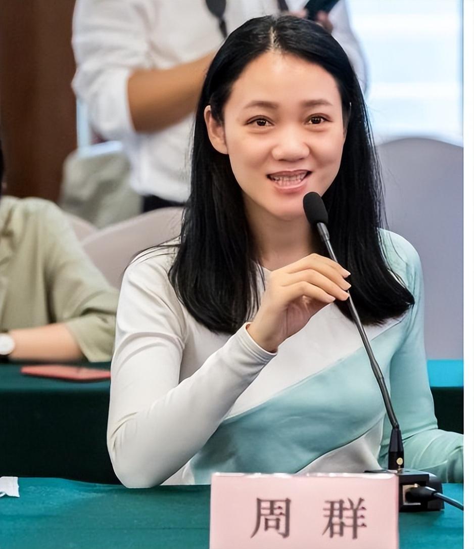 那时郭德纲还是一个默默无闻的小角色,而周群已经是一个家喻户晓的女