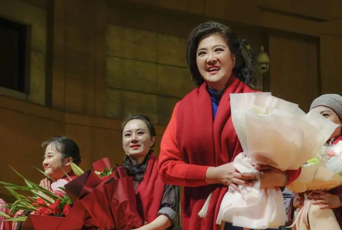 作为我国非常优秀的一位女高音歌唱演员著名歌唱家万山红不仅深受大众