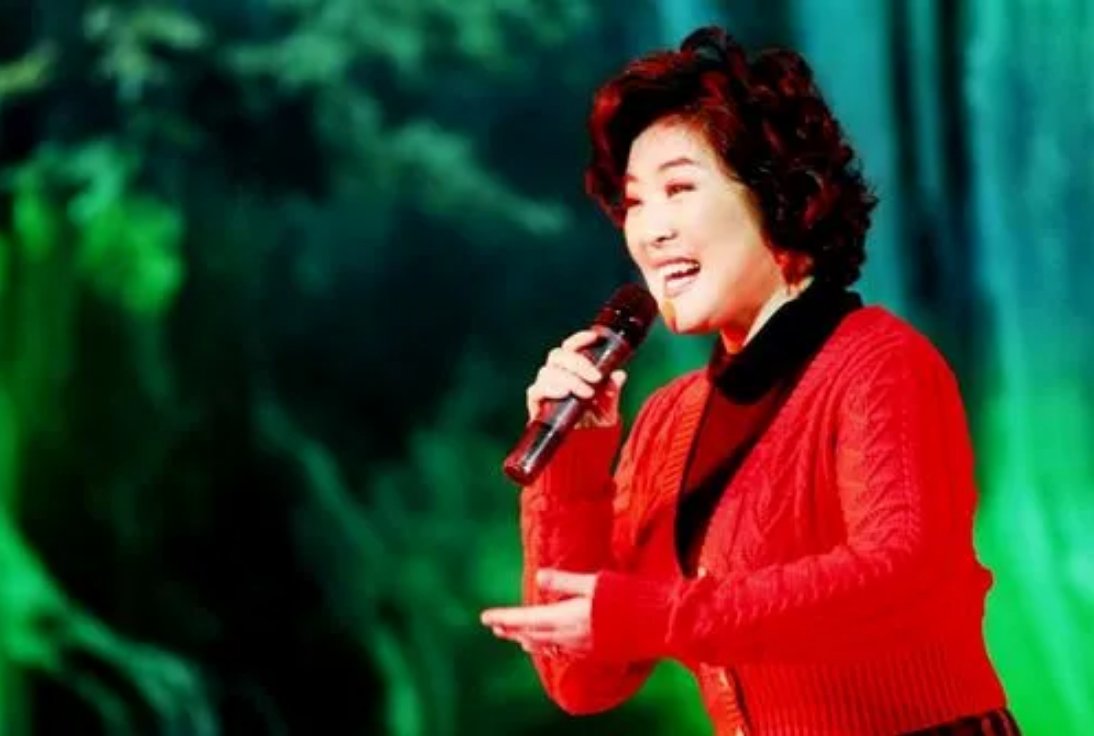 作为我国非常优秀的一位女高音歌唱演员著名歌唱家万山红不仅深受大众