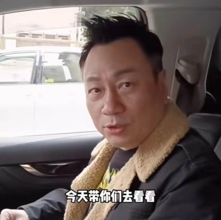 进入菜市场后,人来人往很热闹,黎耀祥先后买了肉以及蔬菜多种商品