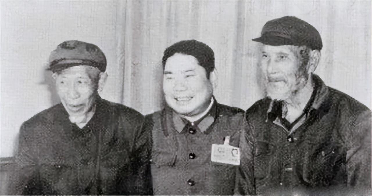 1974年杨得志到农村看望战友却发现他被针对县长以为是特务