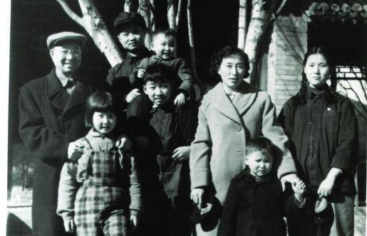 55年新军装设计出现争议陈赓一句话逗笑全场叶帅你这个家伙