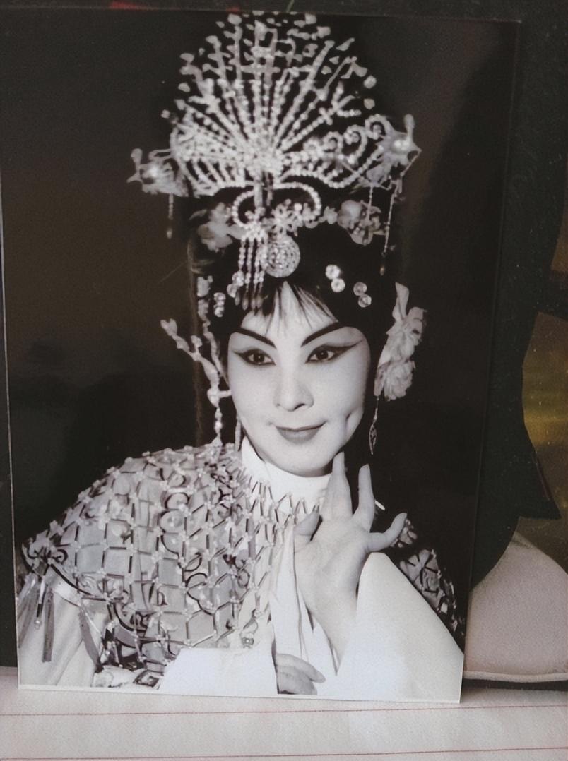 夏慧华的父亲,曾经担任过梅兰芳的琴师;夏慧华的哥哥,也从小学习京剧.