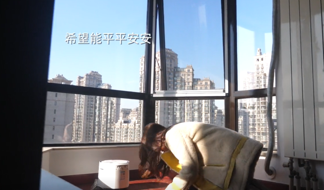 丹丹将电饭煲第一个端进家中第二个关于搬家的习俗就是要在电饭煲里盛