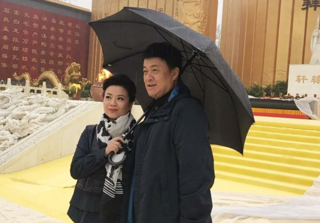 回顾张也55岁还未婚和62岁的吕继宏互相陪伴多年不结婚也幸福