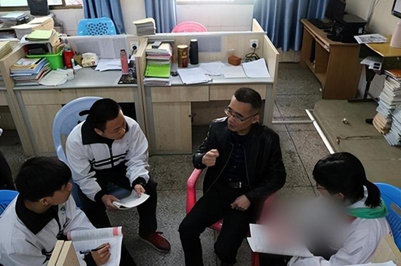 在李亚胜的日记本里,他给自己冠上了"倒数第一,差生,坏学生,一块臭肉