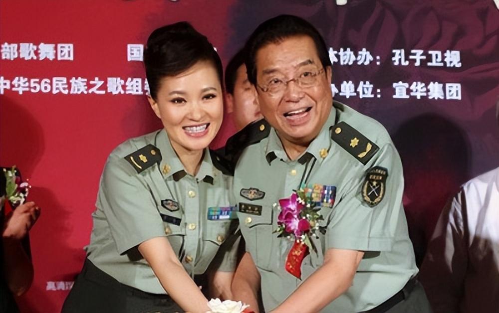 她是第一位博士级歌唱家12次荣登春晚丈夫身价不菲也是博士