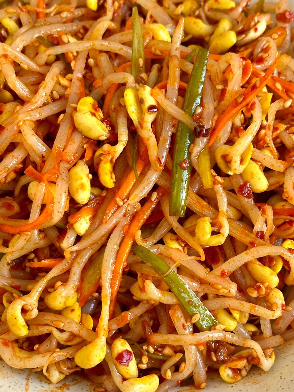 朝鲜族辣拌豆芽,简单易学,解腻下饭  我个人是非常喜欢韩餐店里的小菜