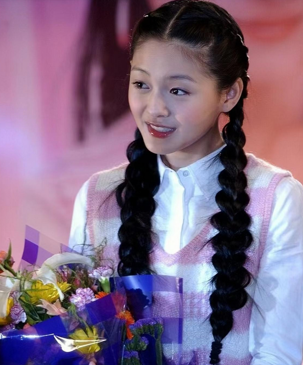 大s梳着麻花辫,多么清纯,简直就是人间仙女!