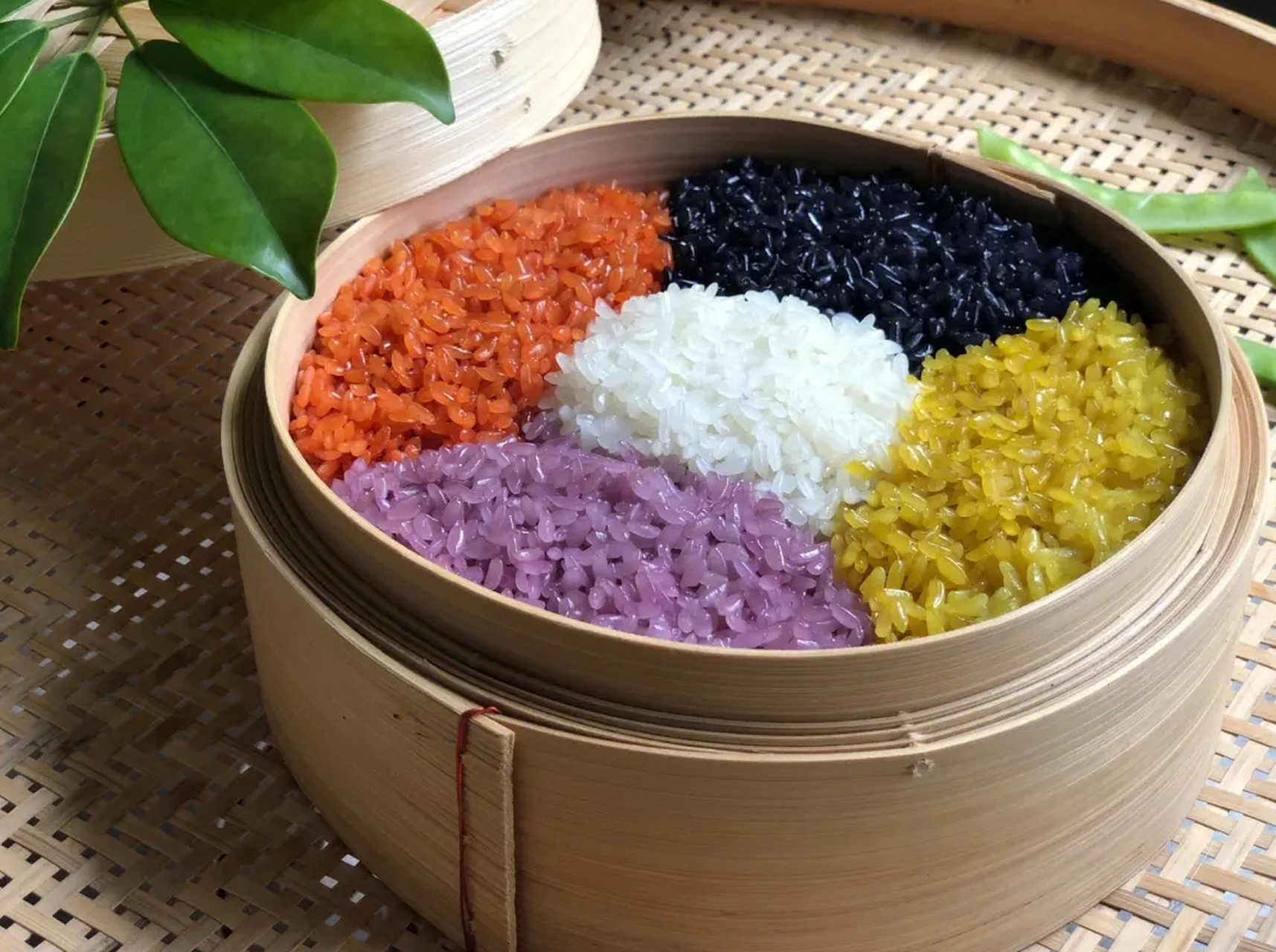 食在广西三月三#  五色糯米饭是壮族传统美食之一,它以糯米为主要