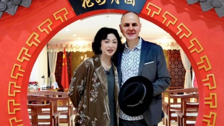 金星和老公汉斯重新登记结婚