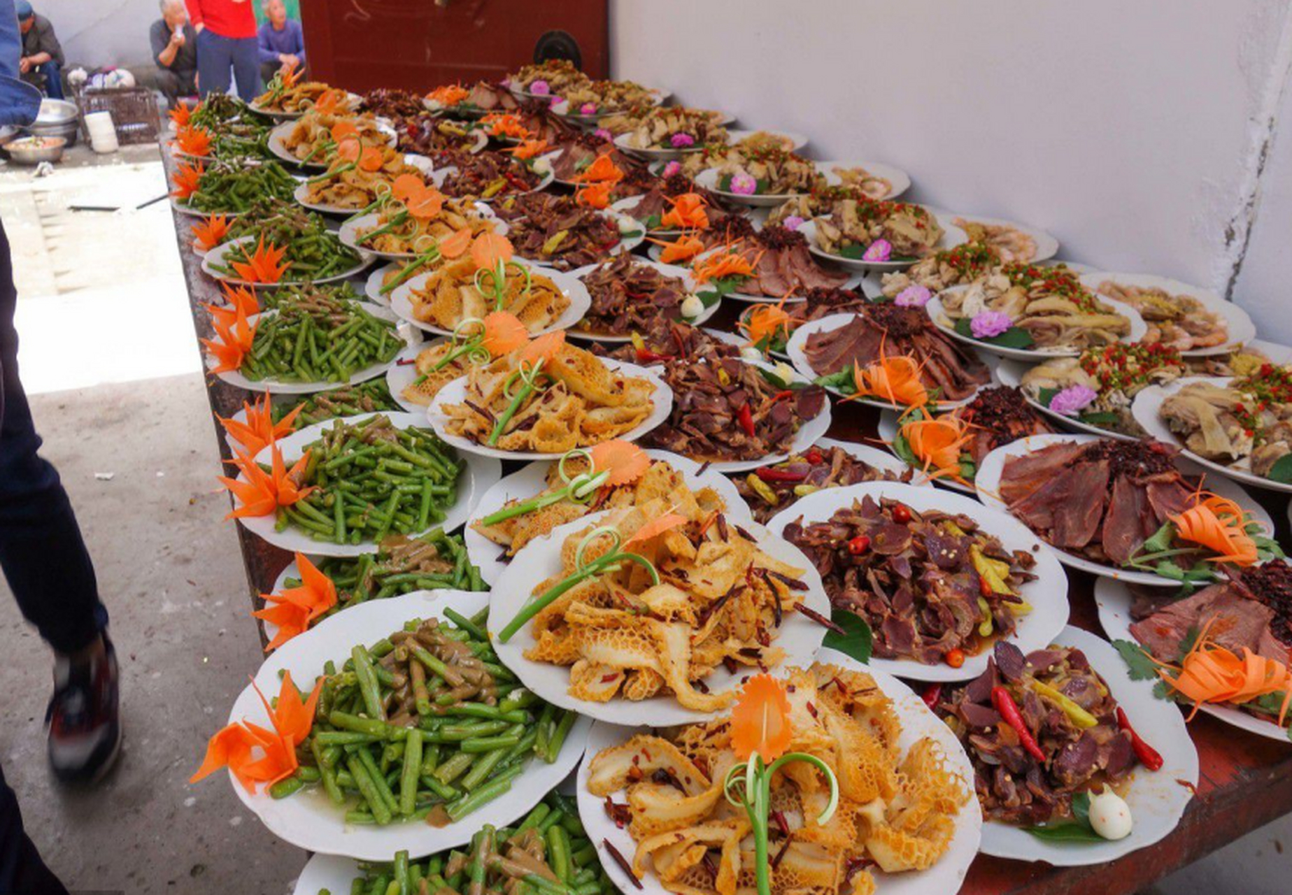 我家乔迁大喜,在农村邀请朋友吃饭,一共摆了20桌,每桌18道菜,外加几瓶