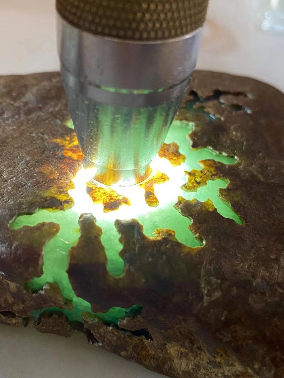 点击头像看直播# #翡翠原石#油青是翡翠中的一种,其特点是表面呈现出