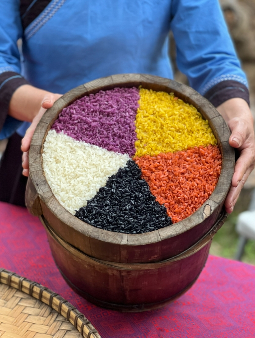 食在广西三月三#  五色糯米饭是壮族传统美食之一,它以糯米为主要