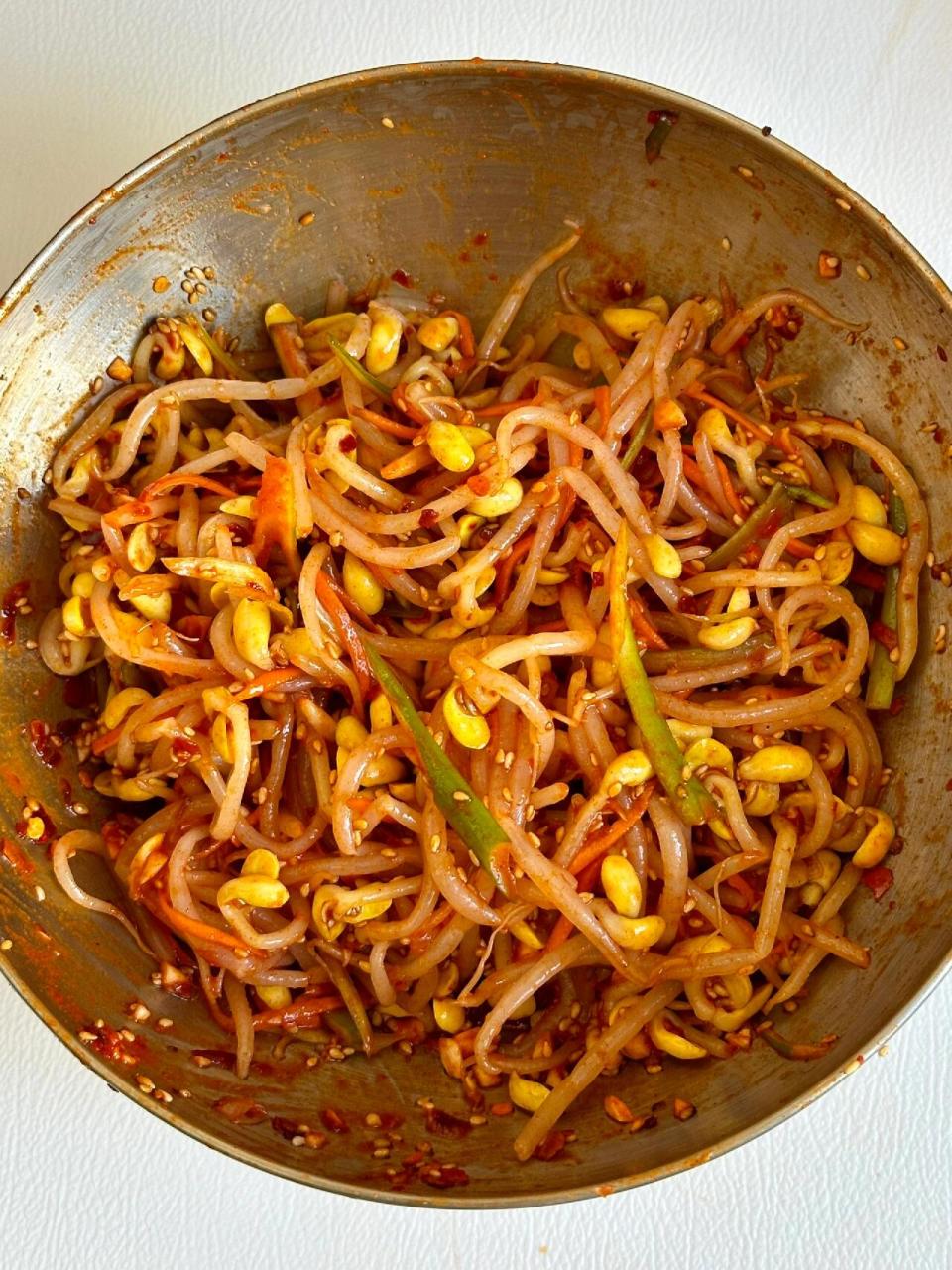 朝鲜族辣拌豆芽,简单易学,解腻下饭  我个人是非常喜欢韩餐店里的小菜