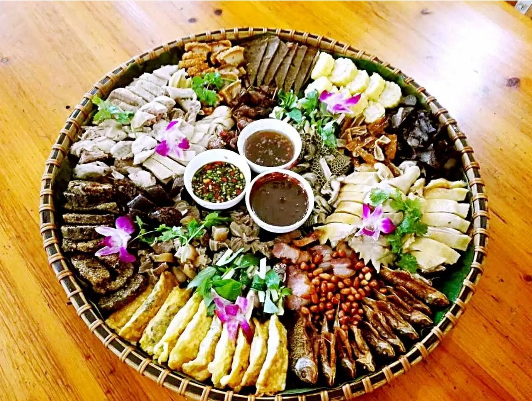 食在广西三月三#   在广西的三月三,一场视觉与味觉的盛宴正悄然湛