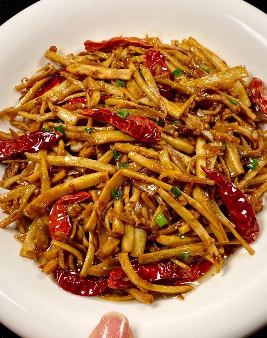 美味的干煸杏鲍菇条一出锅就炫到我了,巨好吃!