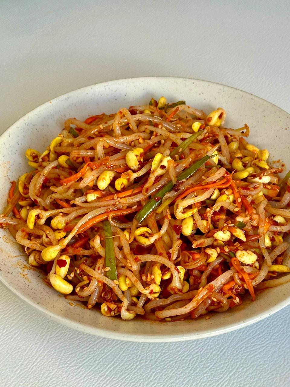 朝鲜族辣拌豆芽,简单易学,解腻下饭  我个人是非常喜欢韩餐店里的小菜