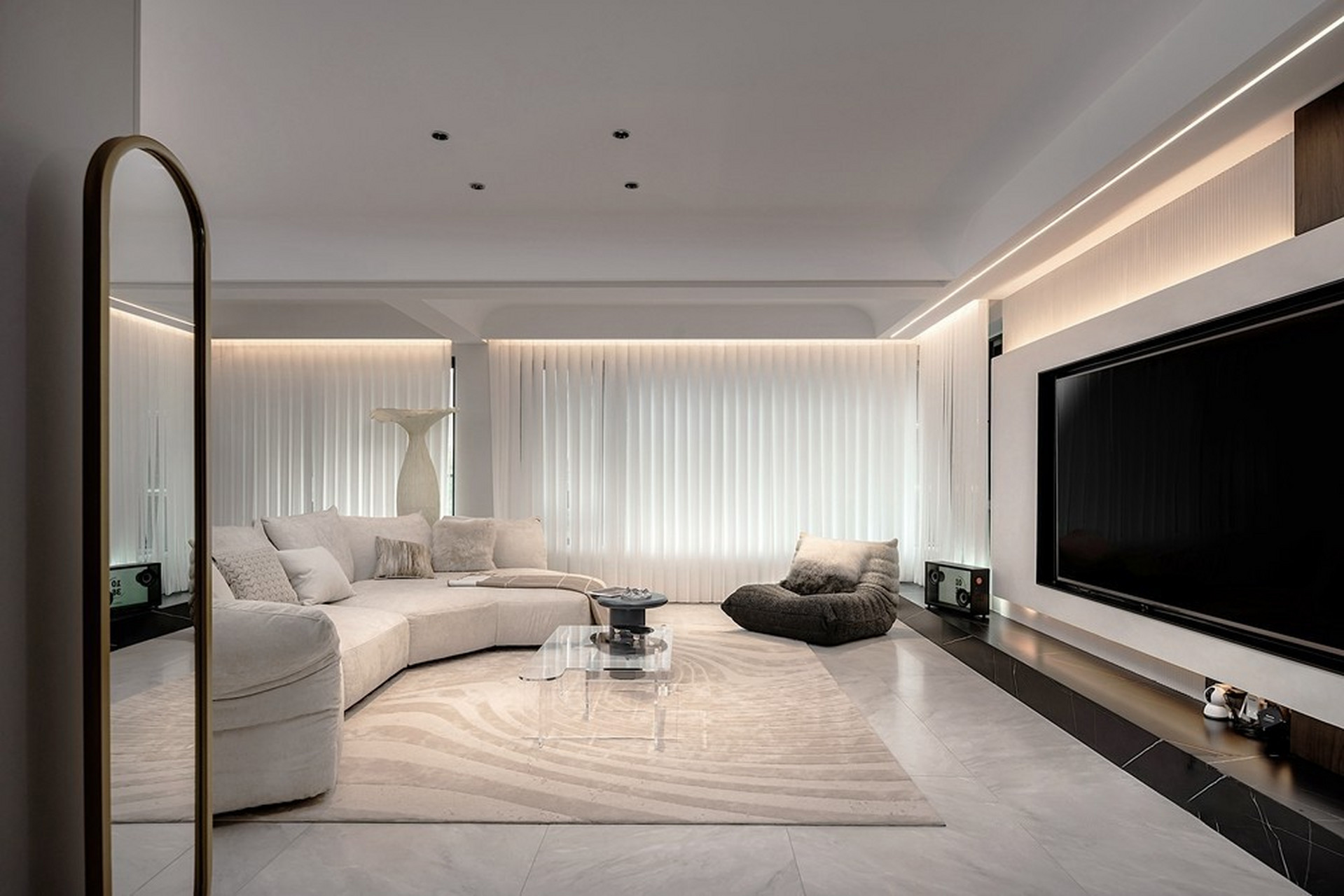 客厅天花板采用无主灯设计,利用线性灯拉伸视觉,让空间更显简洁大气.