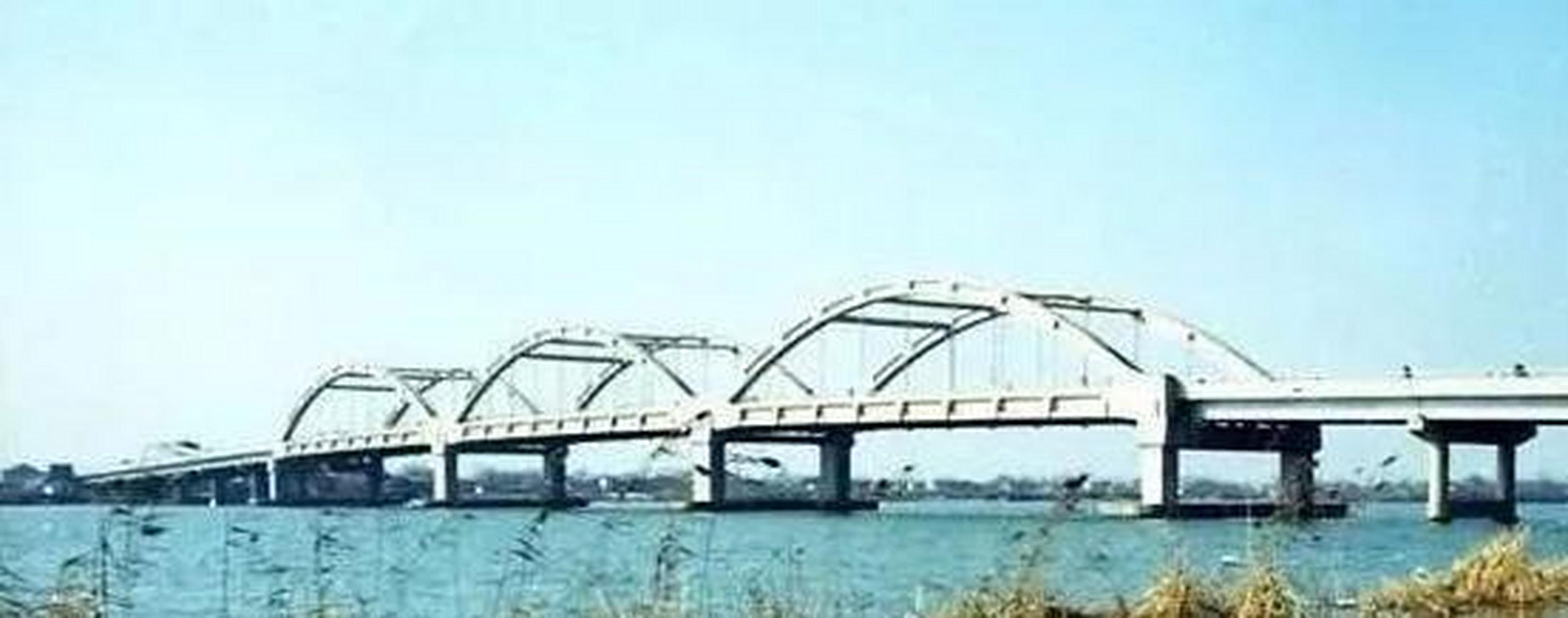 1994年5月28日清晨,江苏盐城射阳,在射阳河上千秋大桥建设工地现场