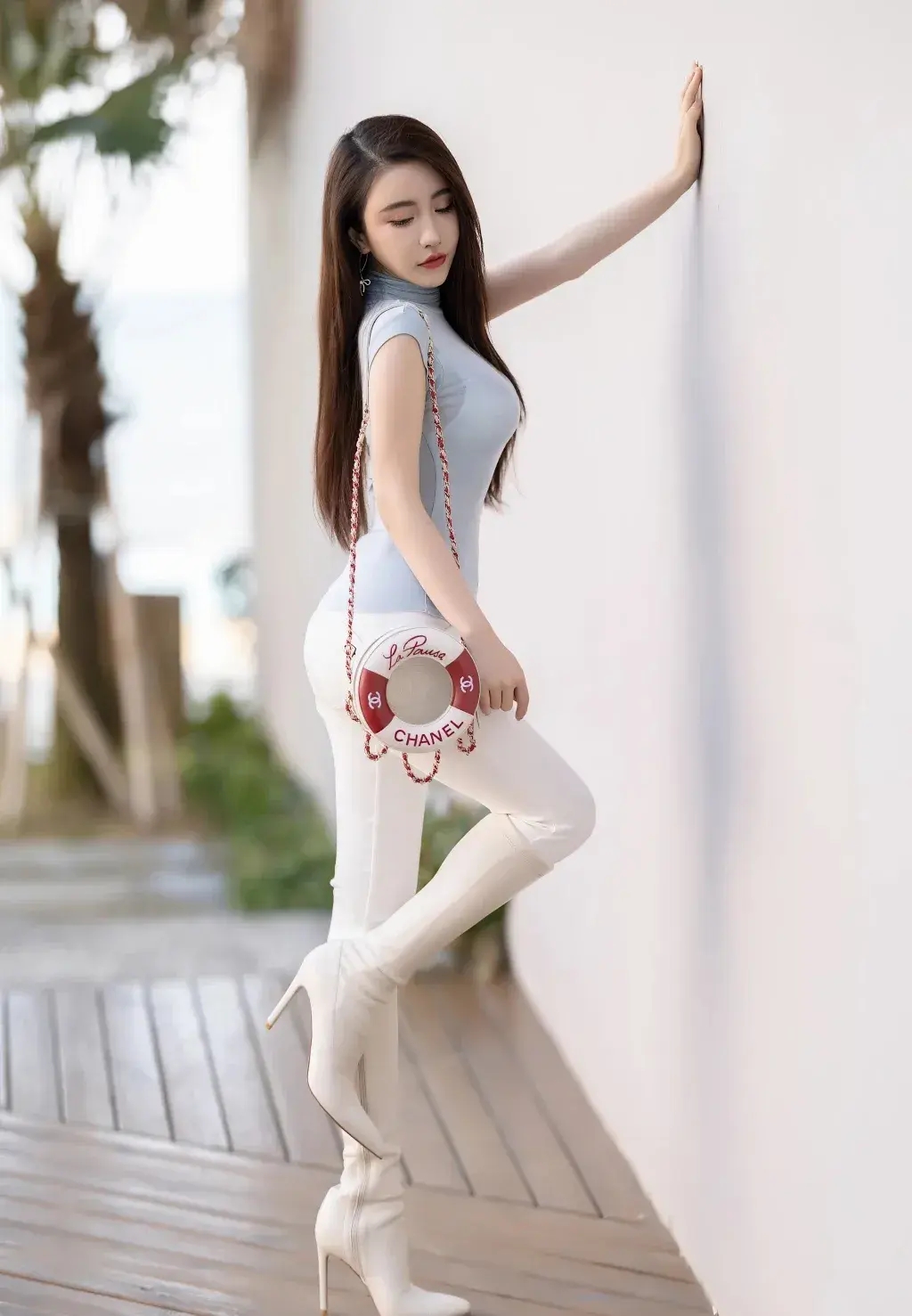 美女小姐姐以简洁时尚的穿着,展现出得体惊艳的形象