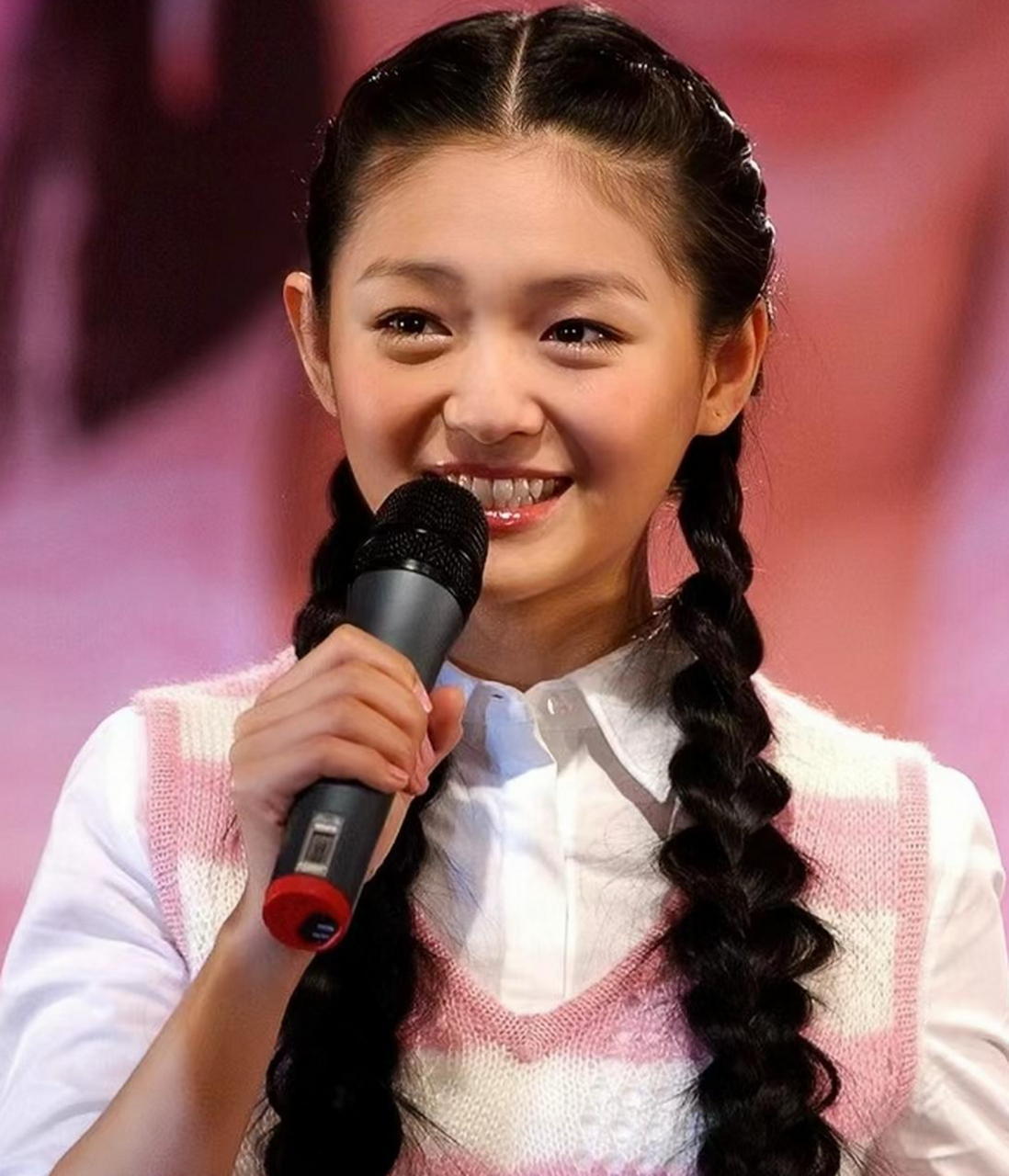 大s梳着麻花辫,多么清纯,简直就是人间仙女!