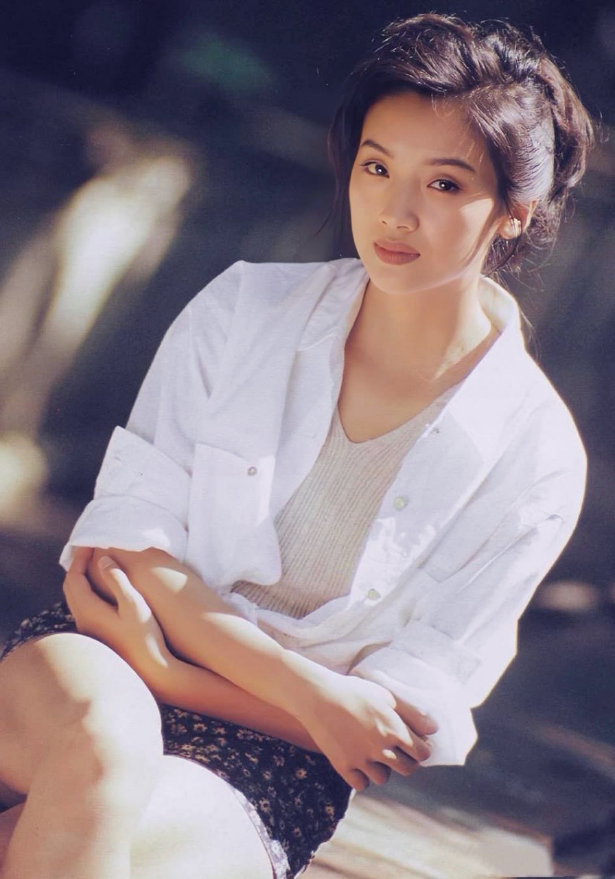 港圈另类女神吴倩莲,在那个神仙打架的年代颜值不算高,但是不知道为啥