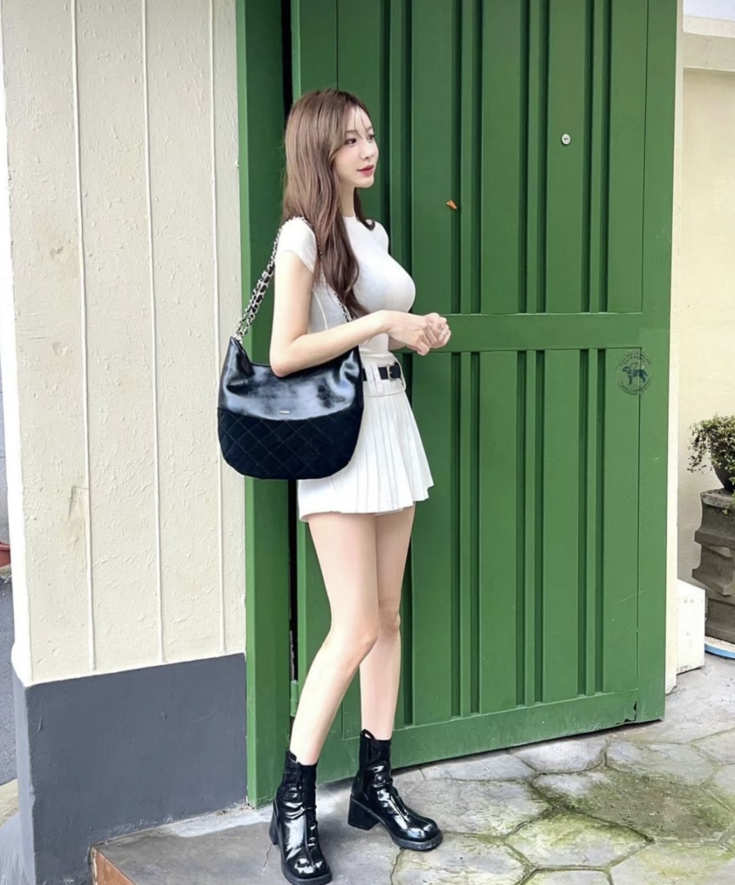 逛街偶遇美女小姐姐,给人一种若隐若现的美感!