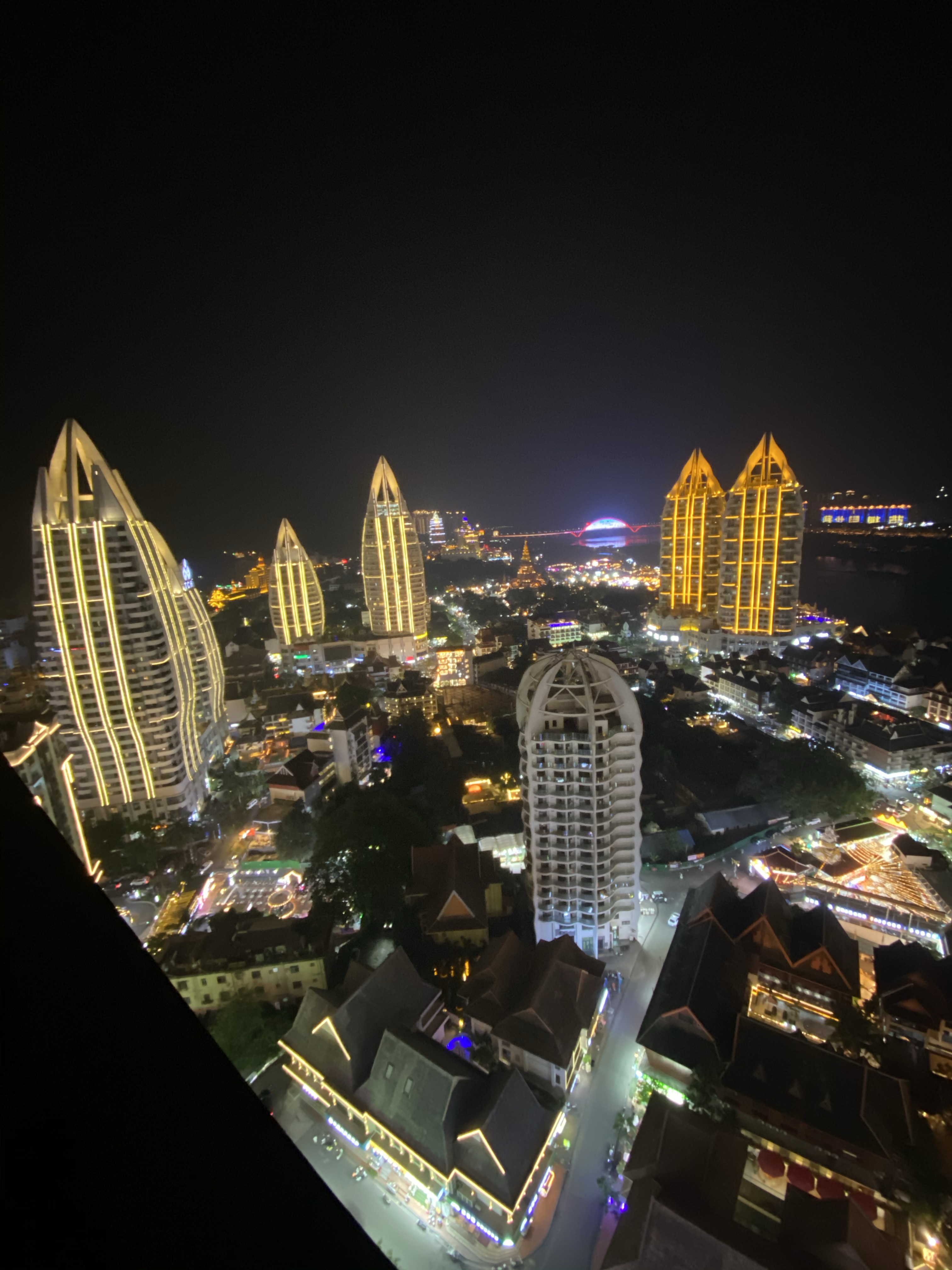 夜幕下的,云南省西双版纳傣族自治州景洪市,泼水节即将开幕