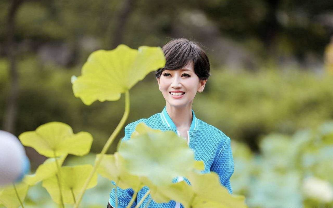 刘德华没说错,在穿衣自由的赵雅芝身上,暴露了女明星的残酷真相