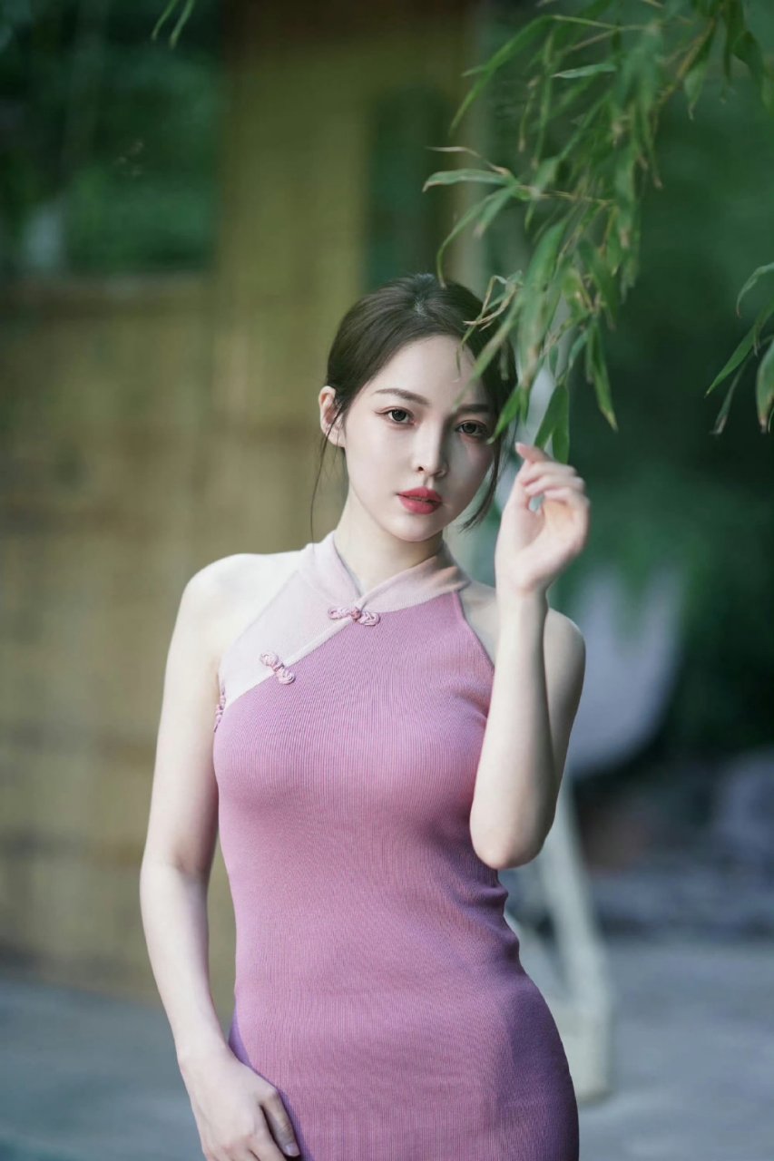 穿上旗袍的王钟瑶,温婉古典美人气质引人注目