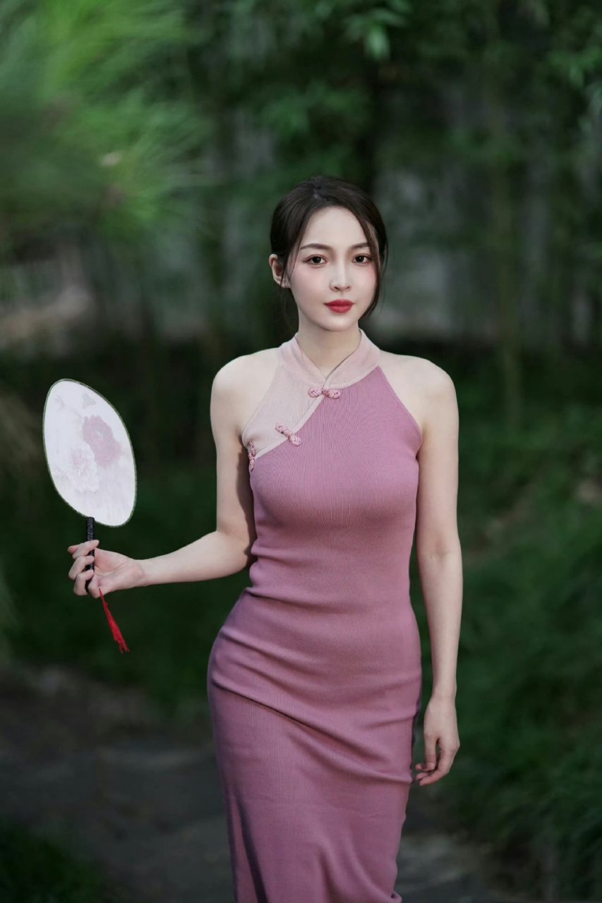 穿上旗袍的王钟瑶,温婉古典美人气质引人注目