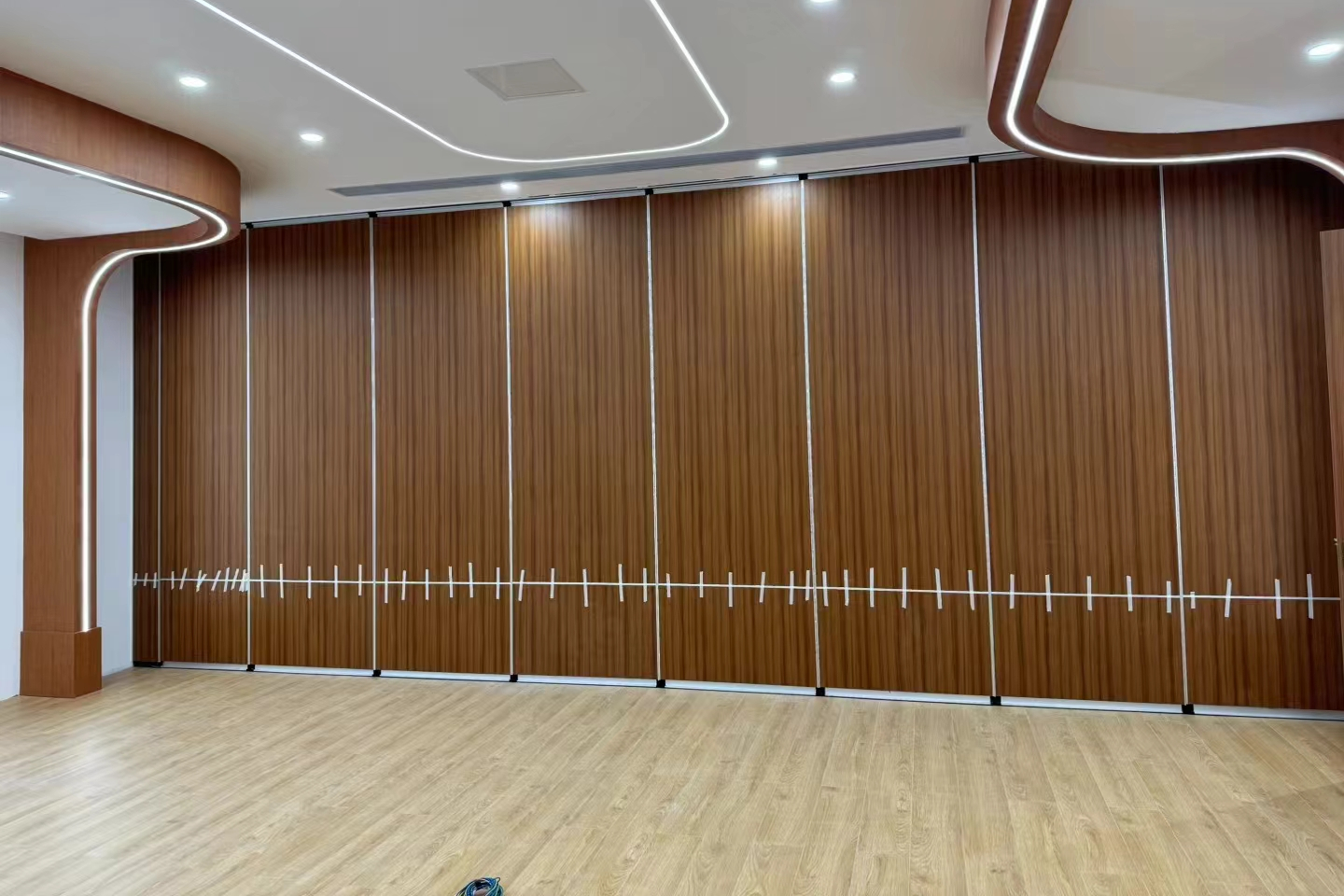 活动隔断和电动隔断来帮你!