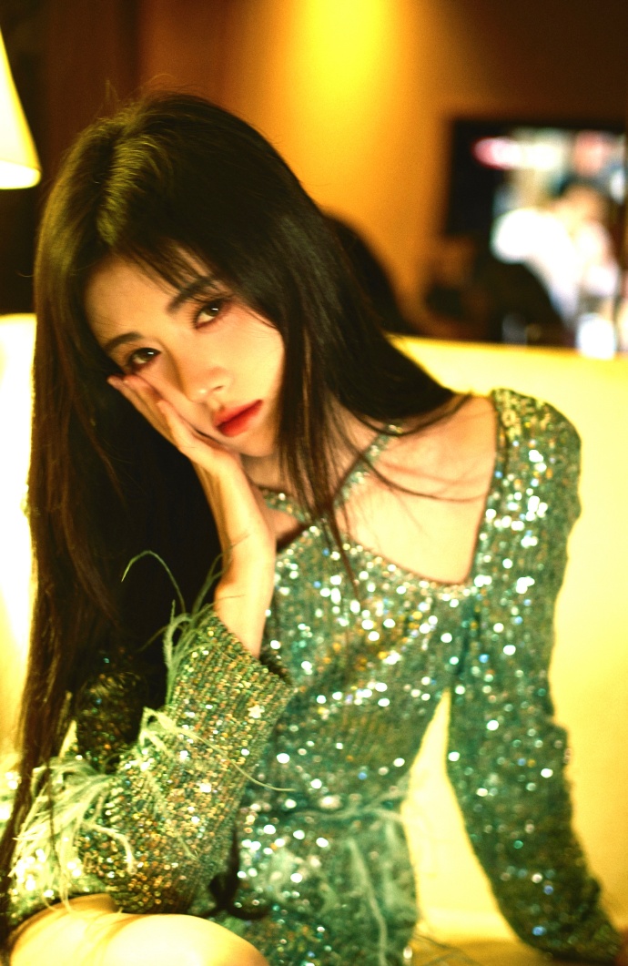 鞠婧祎光影下的温柔秘密,绿色亮片连身短裙,黑长直如丝温婉可人