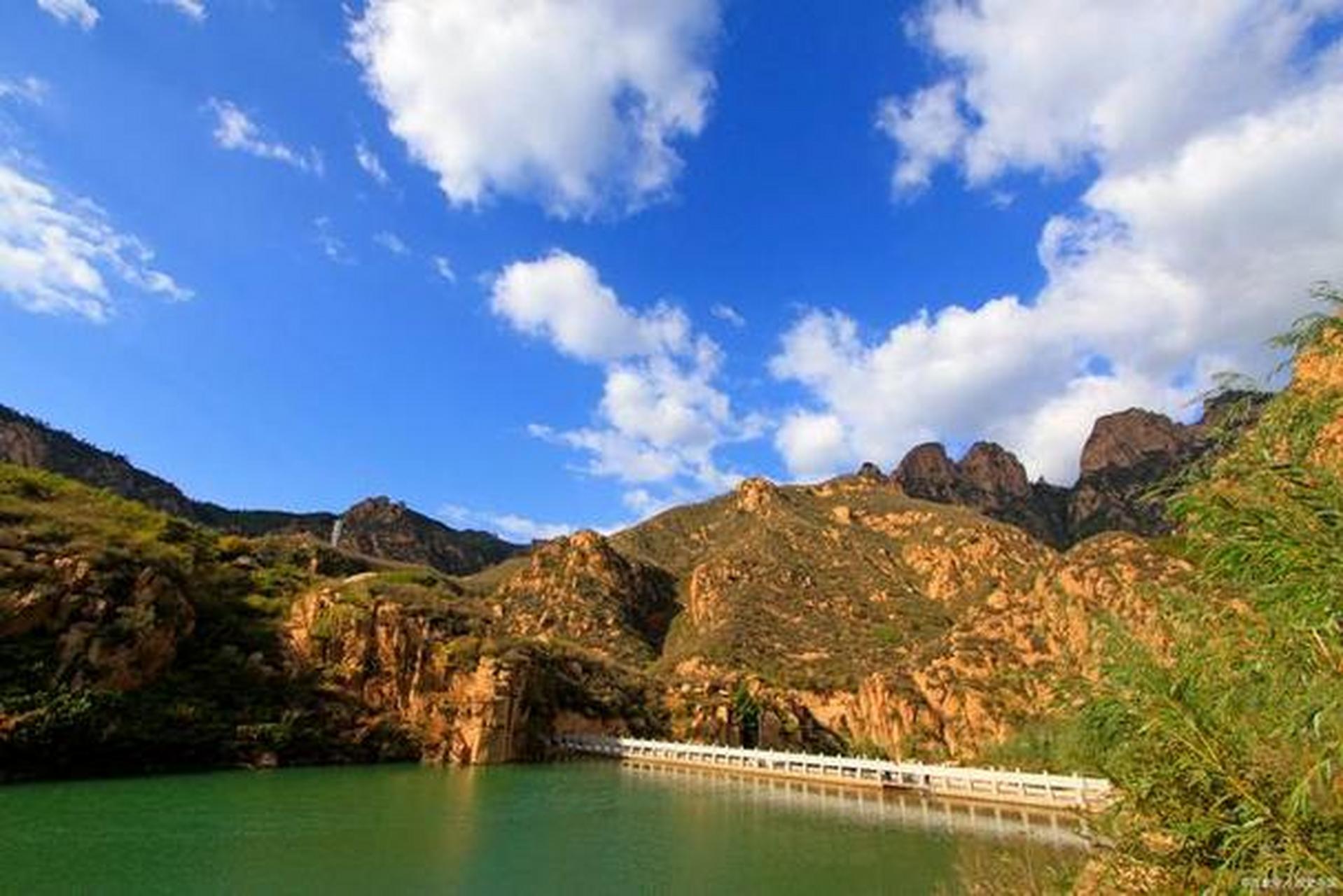 东北三省包括辽宁,吉林和黑龙江,拥有众多旅游景点.