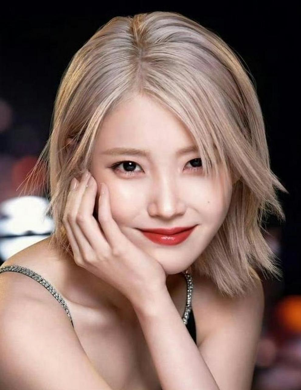 韩国女星iu李知恩成为雅诗兰黛全球代言人,超越之前的亚太区代言人