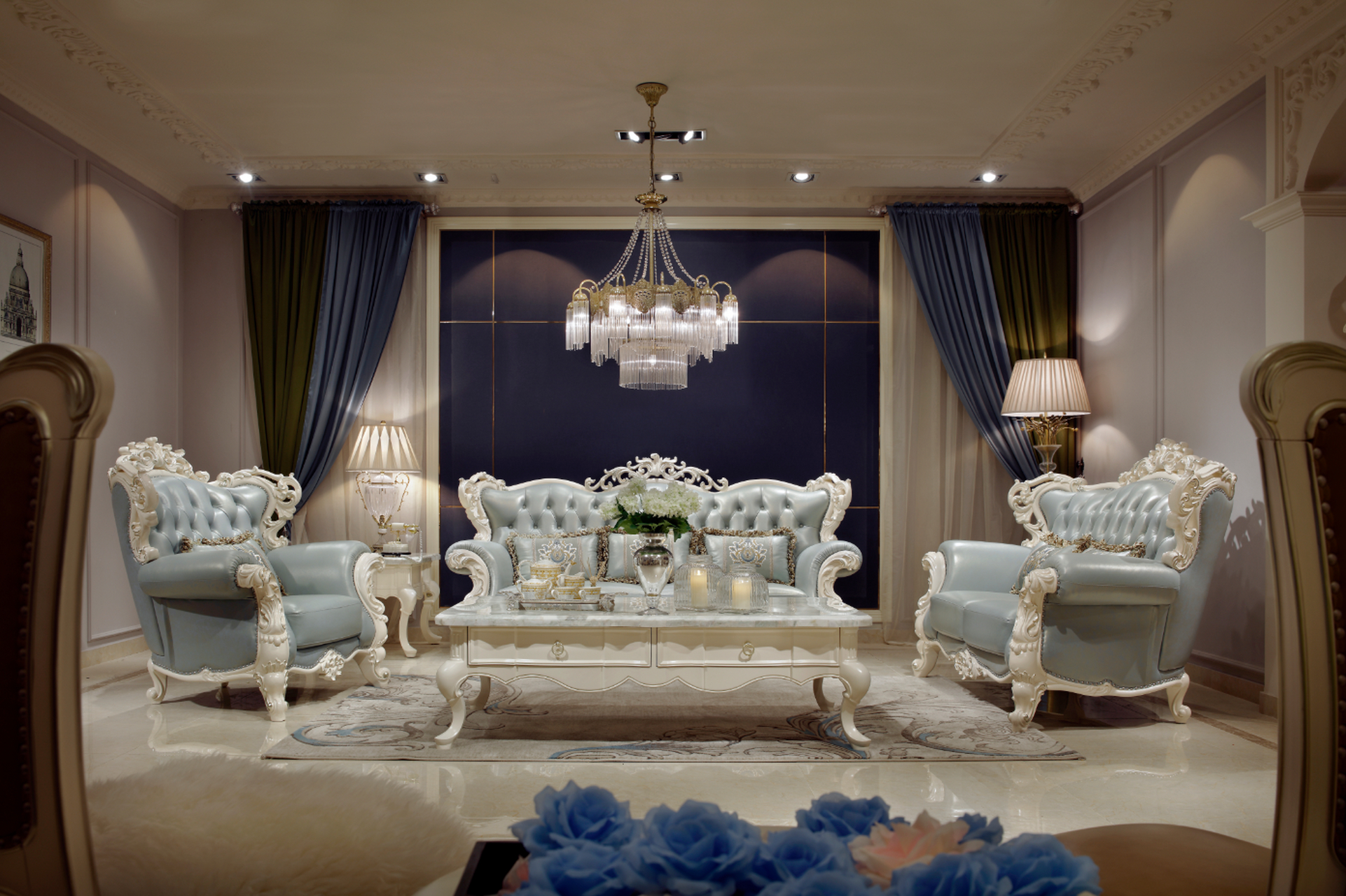 优质欧式沙发采用实木框架,高密度海绵填充和优质面料.